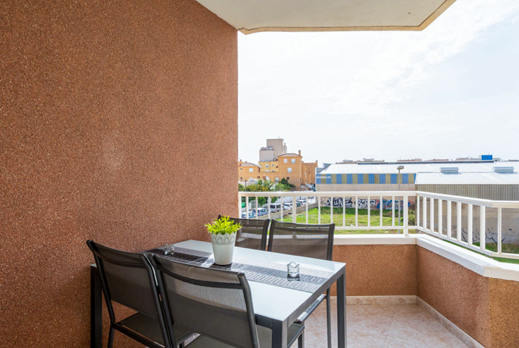 widokowy balkon przy ekskluzywnym apartamencie na sprzedaż Hiszpania Torrevieja