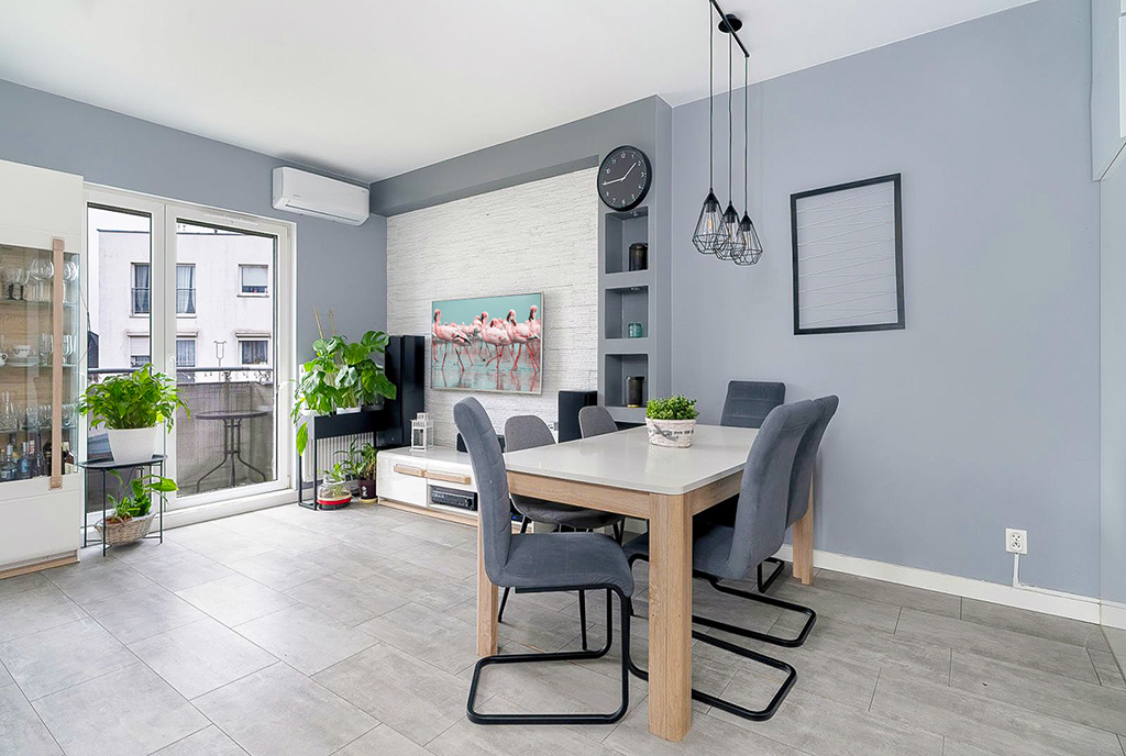 na pierwszym planie jadalnia, w oddali salon w luksusowym apartamencie na sprzedaż Poznań okolice