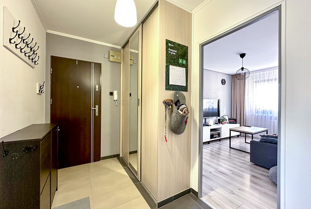 po lewej korytarz, po prawej salon w ekskluzywnym apartamencie na sprzedaż Wrocław okolice