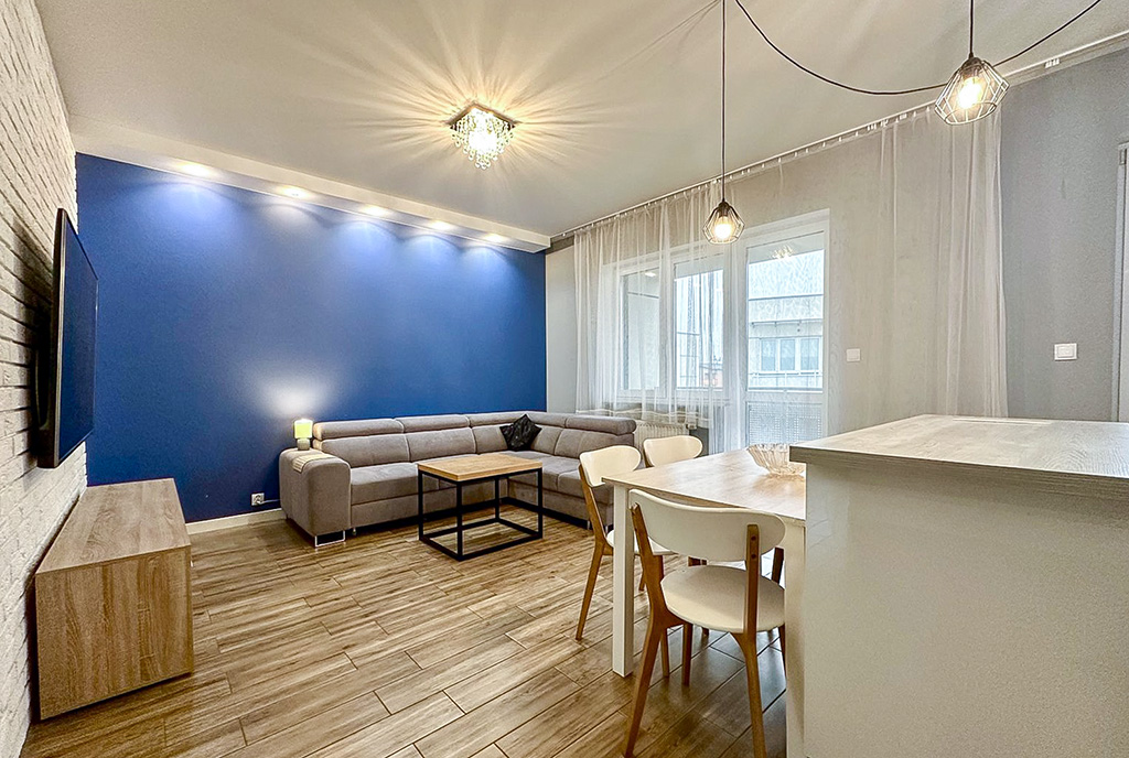 po lewej salon, po prawej kuchnia w luksusowym apartamencie na sprzedaż Wrocław okolice