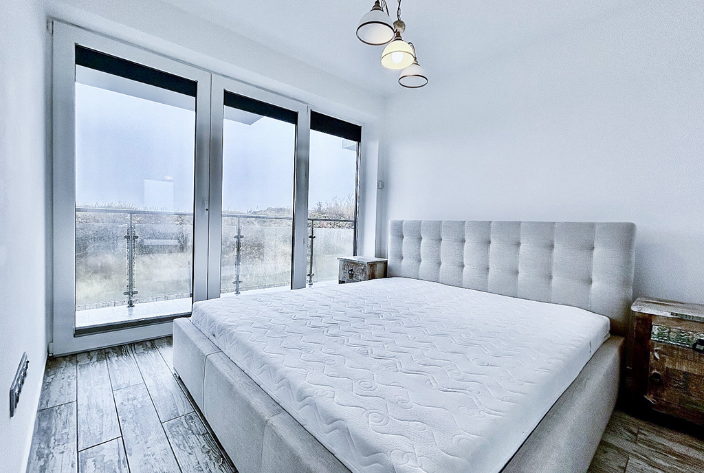 jedno z pomieszczeń w ekskluzywnym apartamencie na sprzedaż nad morzem