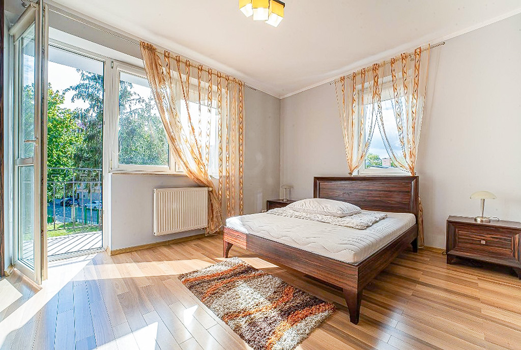 zbliżenie na sypialnią w ekskluzywnym apartamencie na wynajem Bolesławiec