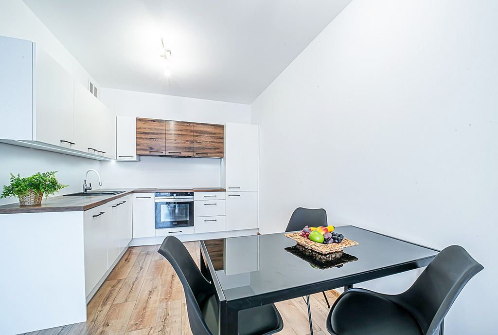 zbliżenie na kuchnią i jadalnię w luksusowym apartamencie do wynajmu Bolesławiec