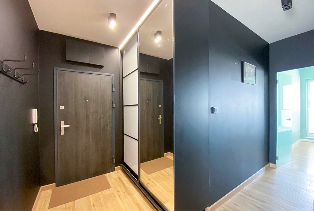 zabudowany przedpokój w ekskluzywnym apartamencie na wynajem Szczecin