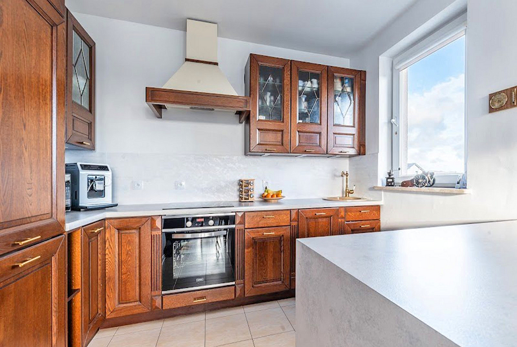 widok na kuchnię w ekskluzywnym apartamencie na sprzedaż Gdynia okolice