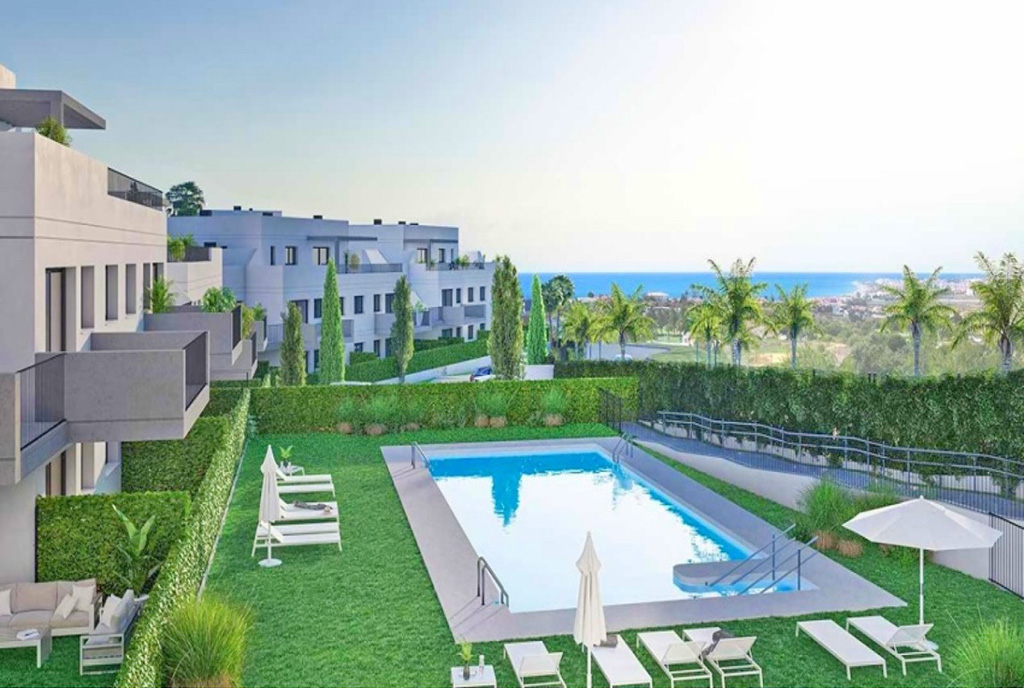 widok na osiedle z basenem, gdzie znajduje się luksusowy apartament na sprzedaż Hiszpania Baviera Golf Velez-Malaga