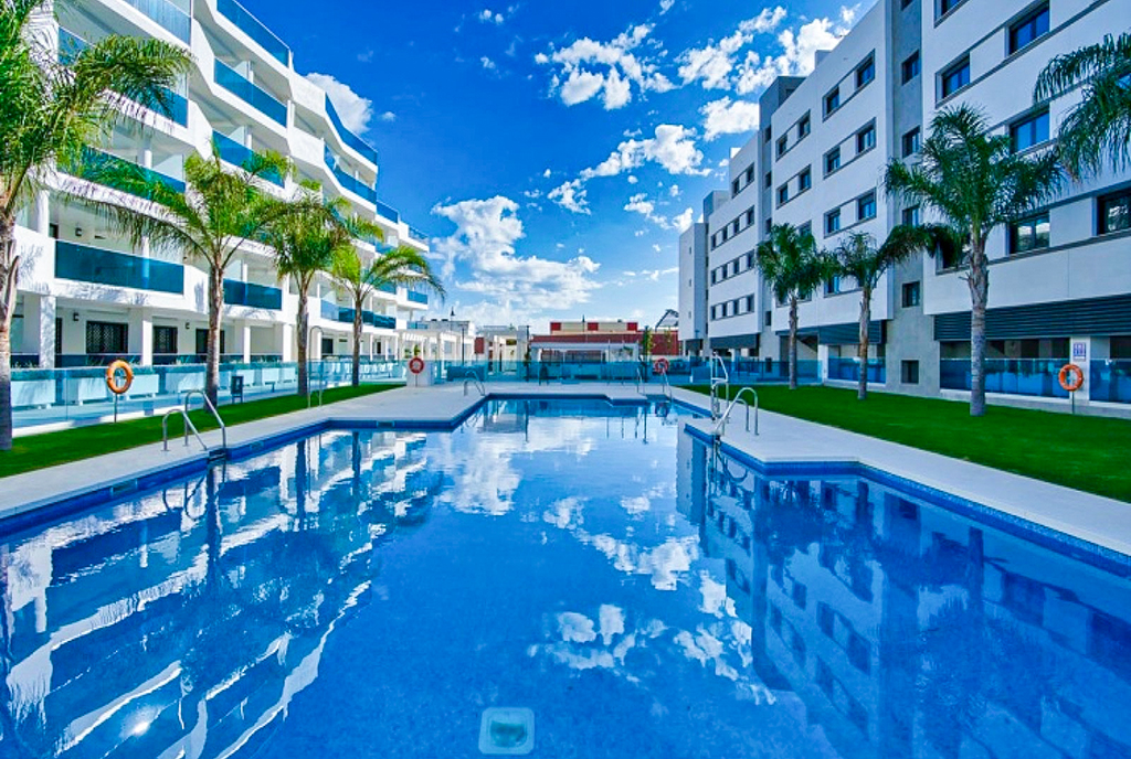 na zdjęciu basen w częściach wspólnych osiedla, na terenie którego znajduje się oferowany na sprzedaż ekskluzywny apartament Hiszpania La Cala de Mijas