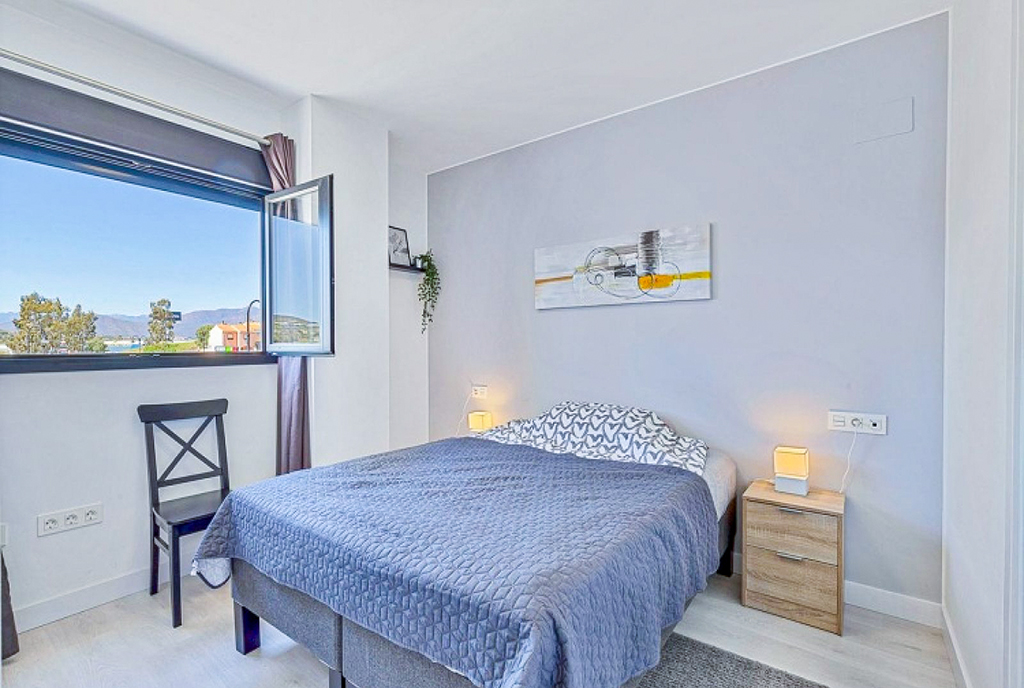 zbliżenie na sypialnię w luksusowym apartamencie na sprzedaż Hiszpania La Cala de Mijas