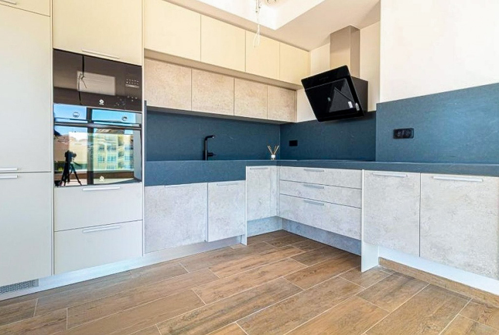 zbliżenie na kuchnię w luksusowym apartamencie na sprzedaż Hiszpania (Orihuela Costa)