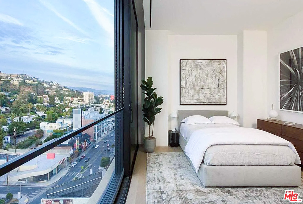 elegancka sypialnia w ekskluzywnym apartamencie na sprzedaż Hollywood Stany Zjednoczone Ameryki