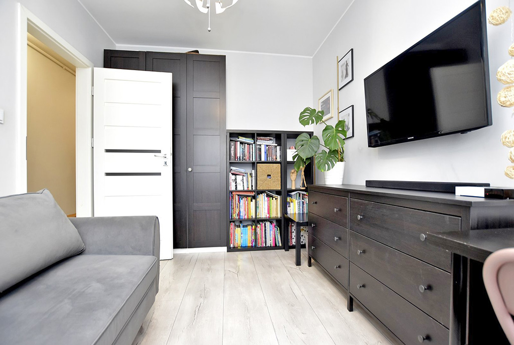 jeden z pokoi w ekskluzywnym apartamencie na sprzedaż Inowrocław