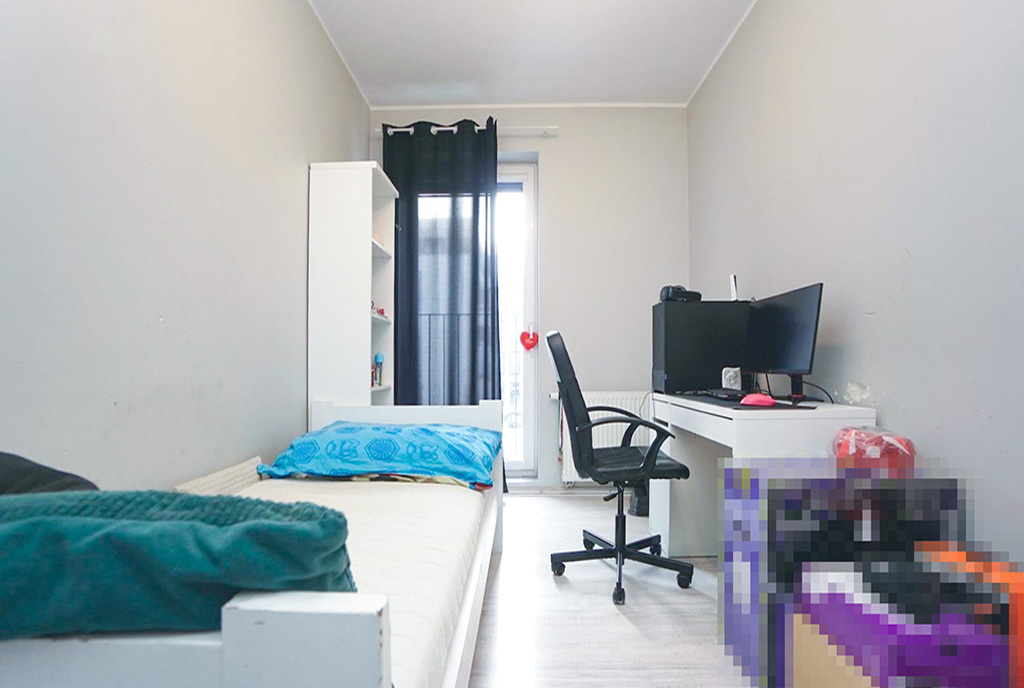 jeden z komfortowych pokoi w ekskluzywnym apartamencie na sprzedaż Konin