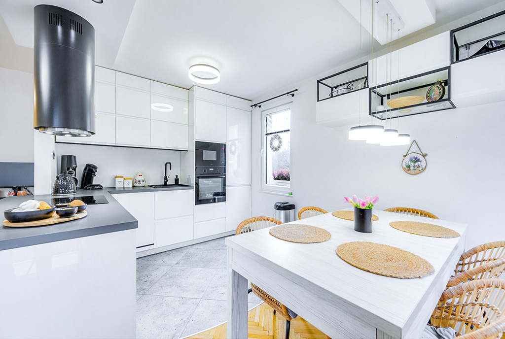 po prawej jadalnia, po lewej kuchnia w luksusowy apartamencie na sprzedaż Sopot