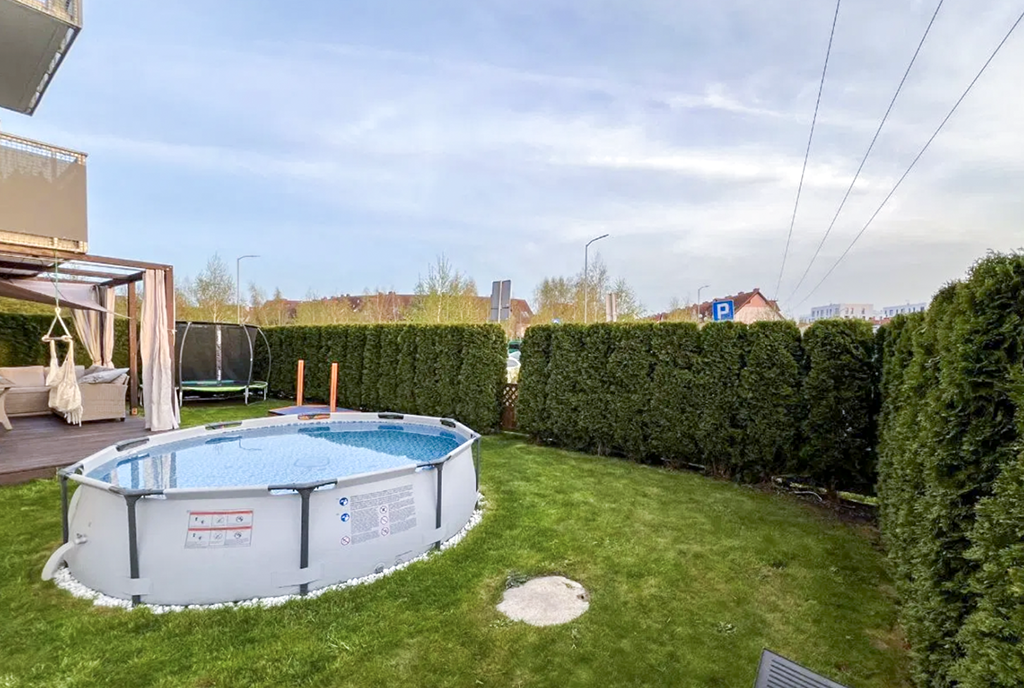 widok na basen przy ekskluzywnym apartamencie na sprzedaż Szczecin