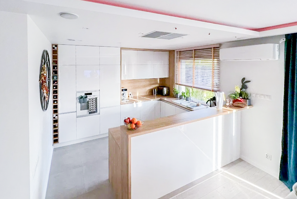 widok z salonu na aneks kuchenny w ekskluzywnym apartamencie do sprzedaży Szczecin