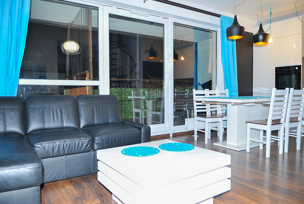 pokój dzienny i taras przy ekskluzywnym apartamencie na sprzedaż Szczecin