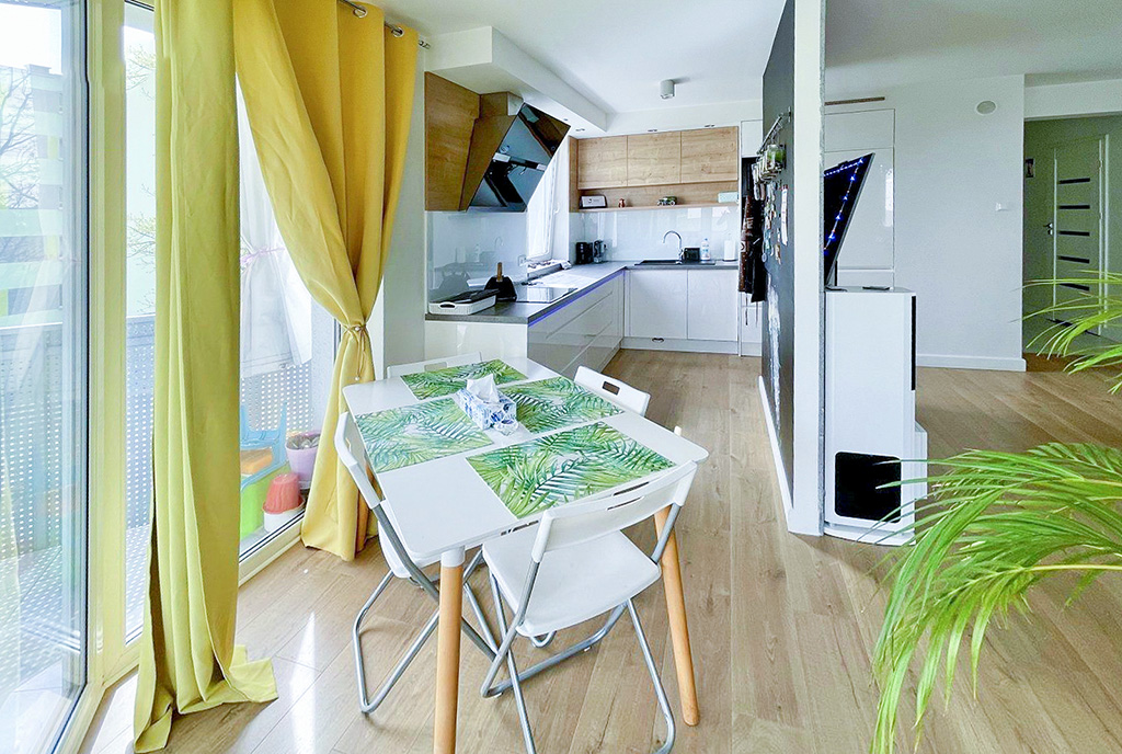 widok na kuchnię i salon w ekskluzywnym apartamencie do sprzedaży Szczecin