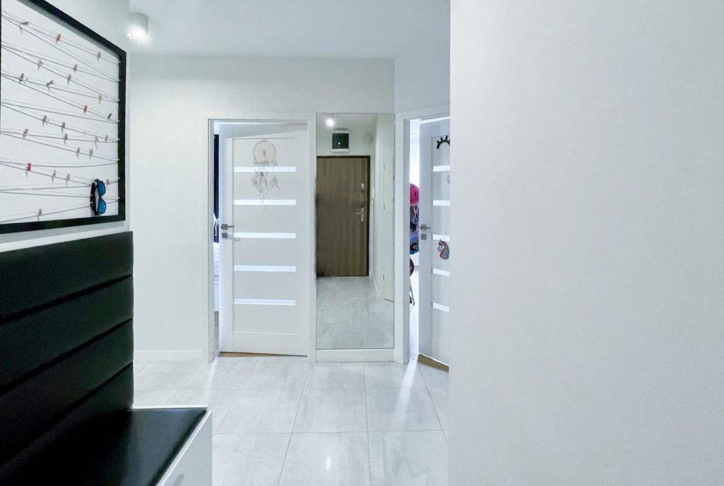 funkcjonalny korytarz w ekskluzywnym apartamencie na sprzedaż Szczecin