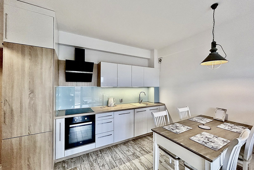 ciekawa aranżacja kuchni w luksusowym apartamencie na sprzedaż nad morzem