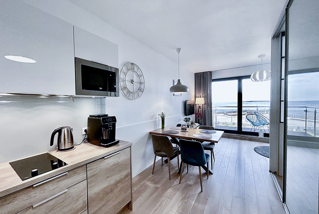 zaprojektowane w bieli wnętrze ekskluzywnego apartamentu do sprzedaży nad morzem