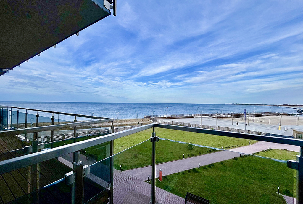 przepiękny widok z tarasu na morze w ekskluzywnym apartamencie na sprzedaż nad morzem