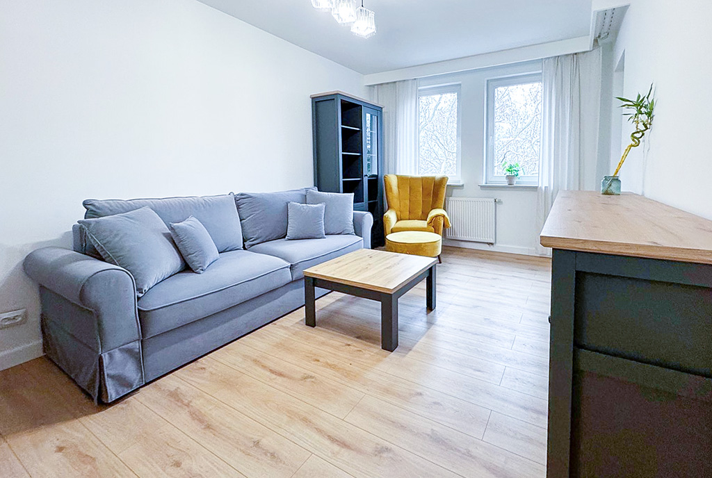 na pierwszym planie pokój gościnny w ekskluzywnym apartamencie na wynajem Szczecin