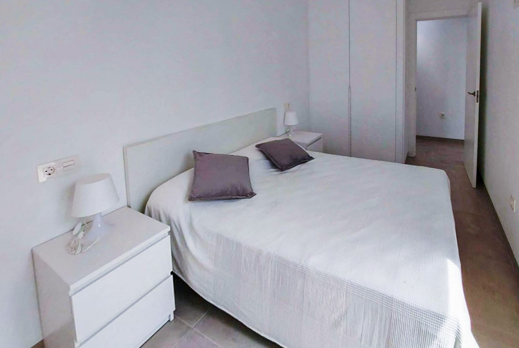 zaaranzowana w bieli sypialnia w ekskluzywnym domu na sprzedaż Hiszpania Pilar de la Horadada