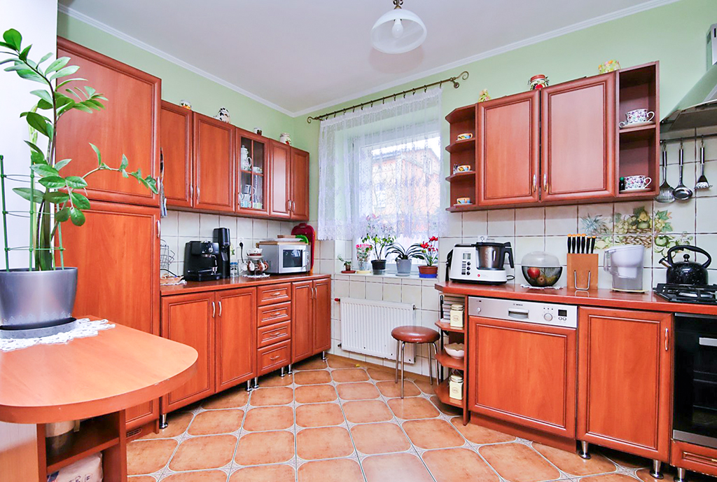 zabudowana w drewnie kuchnia w luksusowym domu na sprzedaż Gorzów Wielkopolski okolice