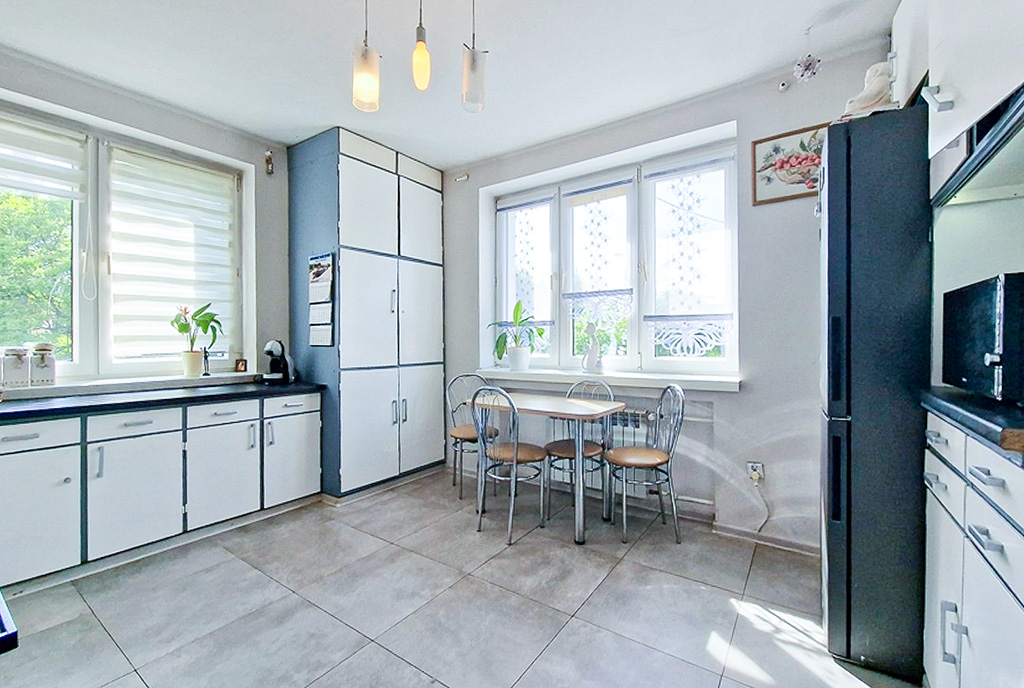 zaaranżowana w bieli kuchnia w ekskluzywnym domu na sprzedaż Łódź okolice