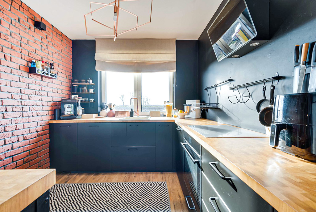 zaprojektowana w czerni kuchnia w luksusowej willi na sprzedaż Gdańsk okolice