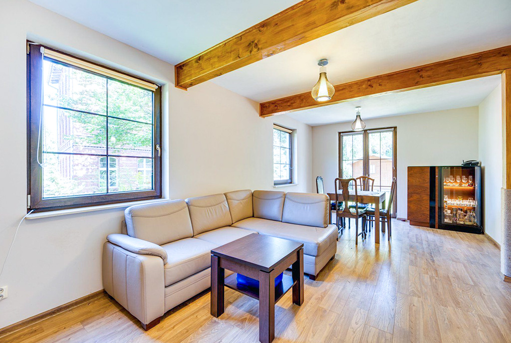 gustownie zaaranżowanym salon w ekskluzywnej willi do sprzedaży Gdańsk