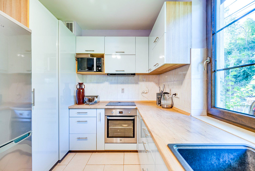 zbliżenie na kuchnię w luksusowej willi na sprzedaż Gdańsk