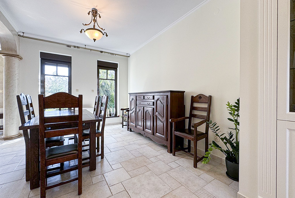 na zdjęciu komfortowy pokój w luksusowej willi na sprzedaż Katowice okolice