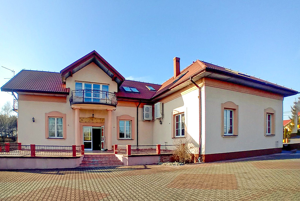 widok od przodu na luksusową willę na sprzedaż Kielce okolice