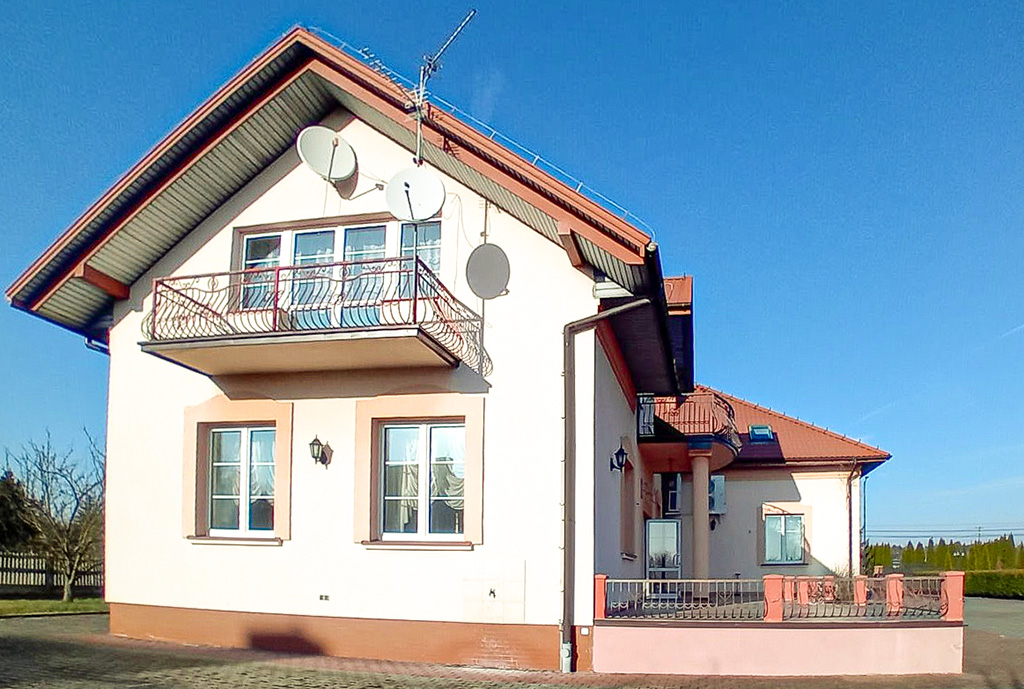 boczna fasada ekskluzywnej willi na sprzedaż Kielce okolice