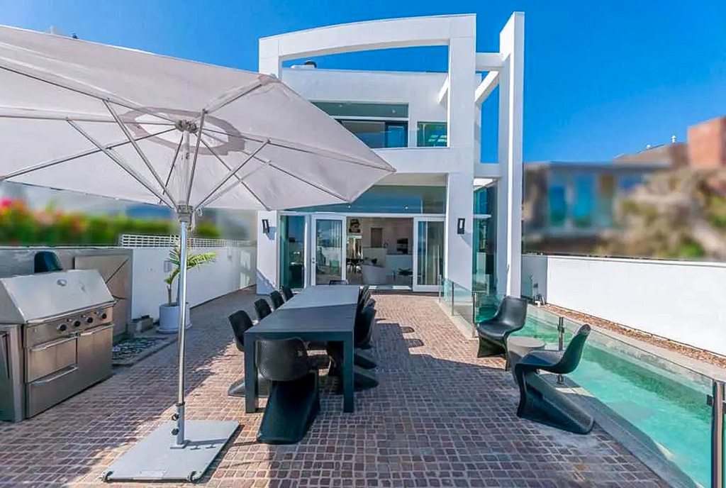 na pierwszym planie taras przy ekskluzywnej willi na sprzedaż Malibu Stany Zjednoczone Ameryki