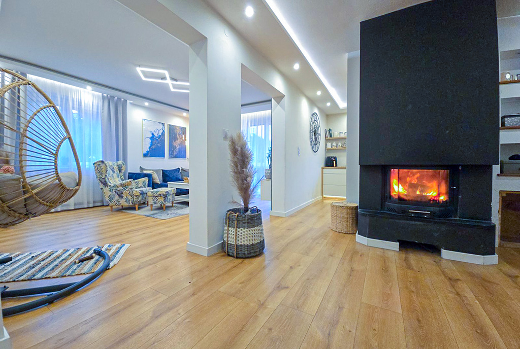 kameralny kominek w salonie ekskluzywnej willi do sprzedaży Olsztyn okolice