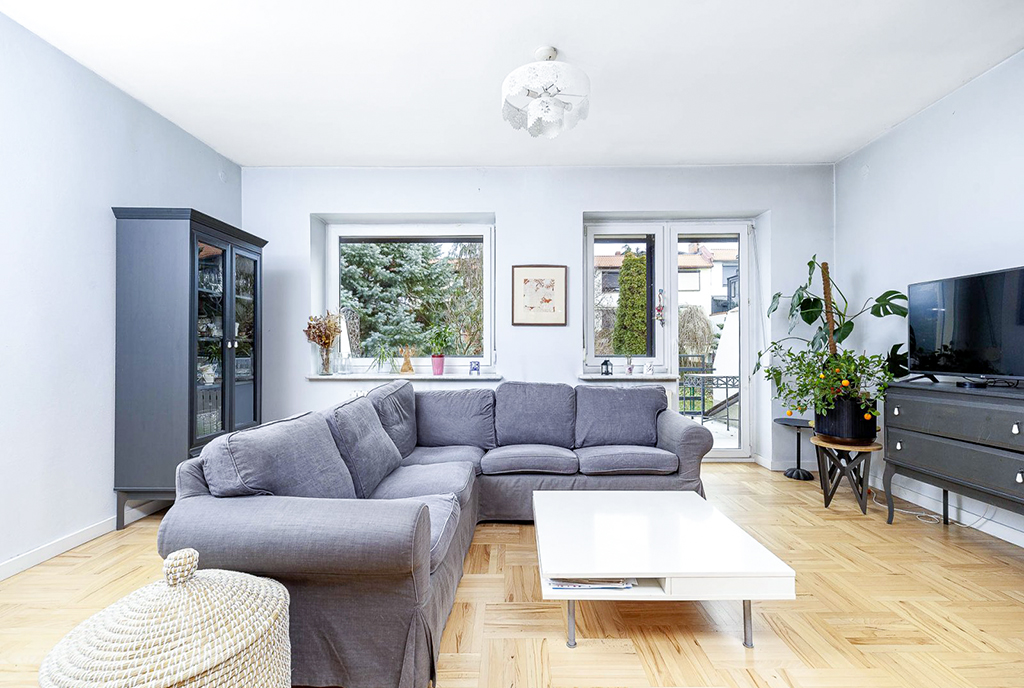 widok na pokój dzienny w luksusowej willi na sprzedaż Poznań okolice