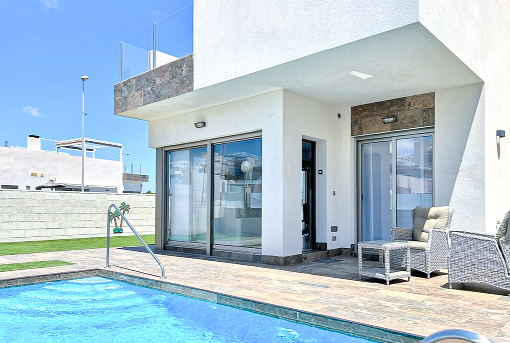 słoneczny taras i basen przy ekskluzywnej willi do sprzedaży Hiszpania Orihuela Costa