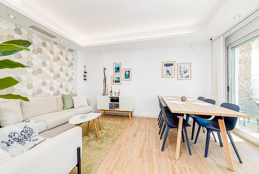 po lewej salon, po prawej jadalnia w luksusowej willi na sprzedaż Hiszpania Torrevieja