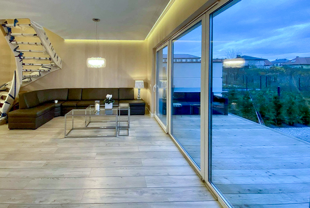 po lewej salon, po prawej taras przy luksusowej willi na sprzedaż Szczecin