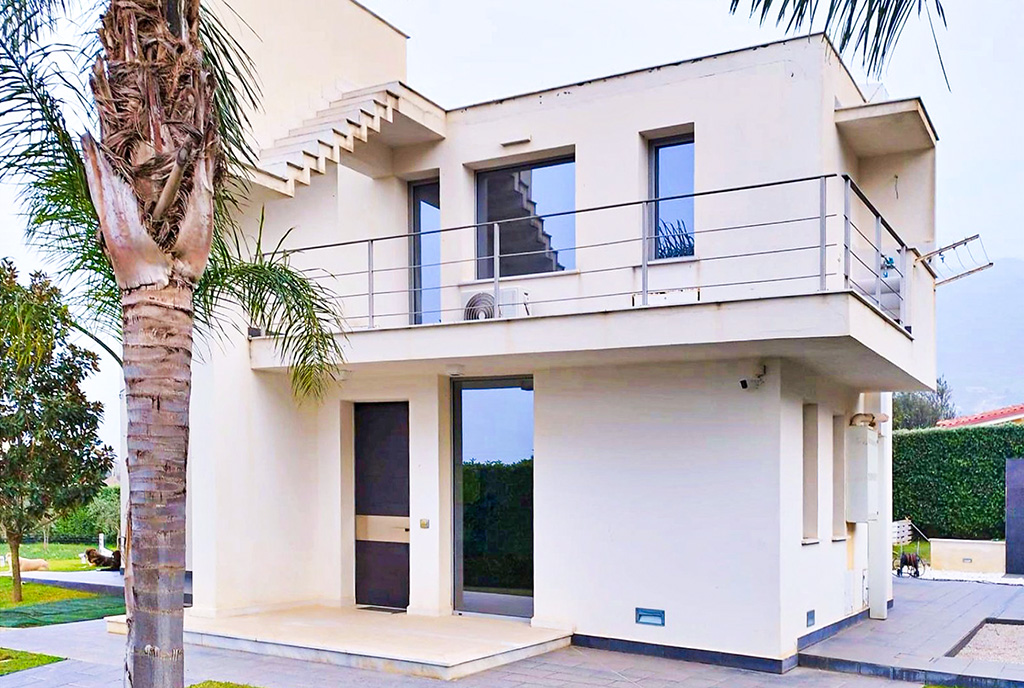 nowoczesna bryła ekskluzywnej willi na sprzedaż Włochy Palermo