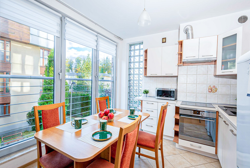 na zdjęciu jadania i kuchnia w luksusowym apartamencie na sprzedaż Bielsko-Biała okolice