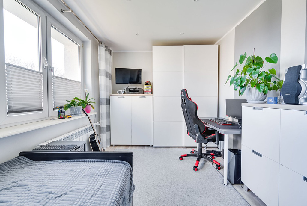 jeden z pokoi w ekskluzywnym apartamencie na sprzedaż Gdańsk