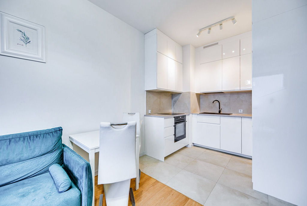 zaprojektowana w bieli kuchnia w luksusowym apartamencie na sprzedaż Gdańsk