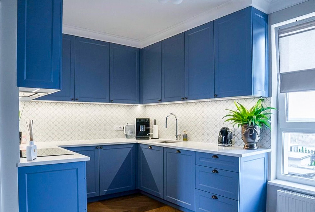 nowoczesna kolorystyka kuchni w ekskluzywnym apartamencie na sprzedaż Gdynia (okolice)