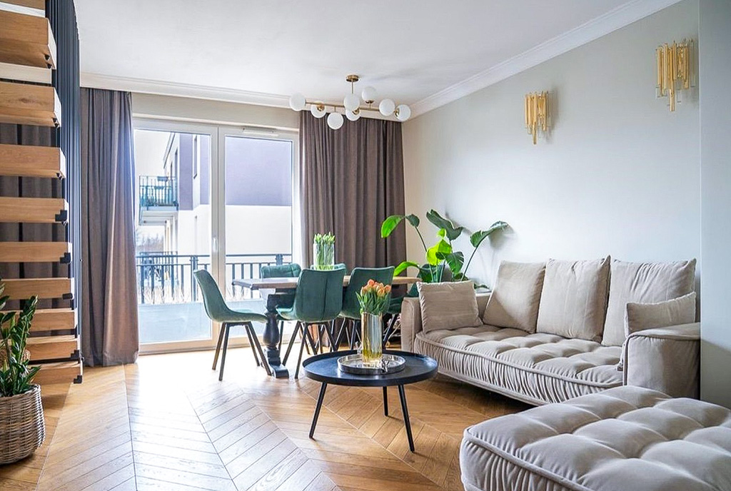 druga strona salonu w luksusowym apartamencie na sprzedaż Gdynia (okolice)