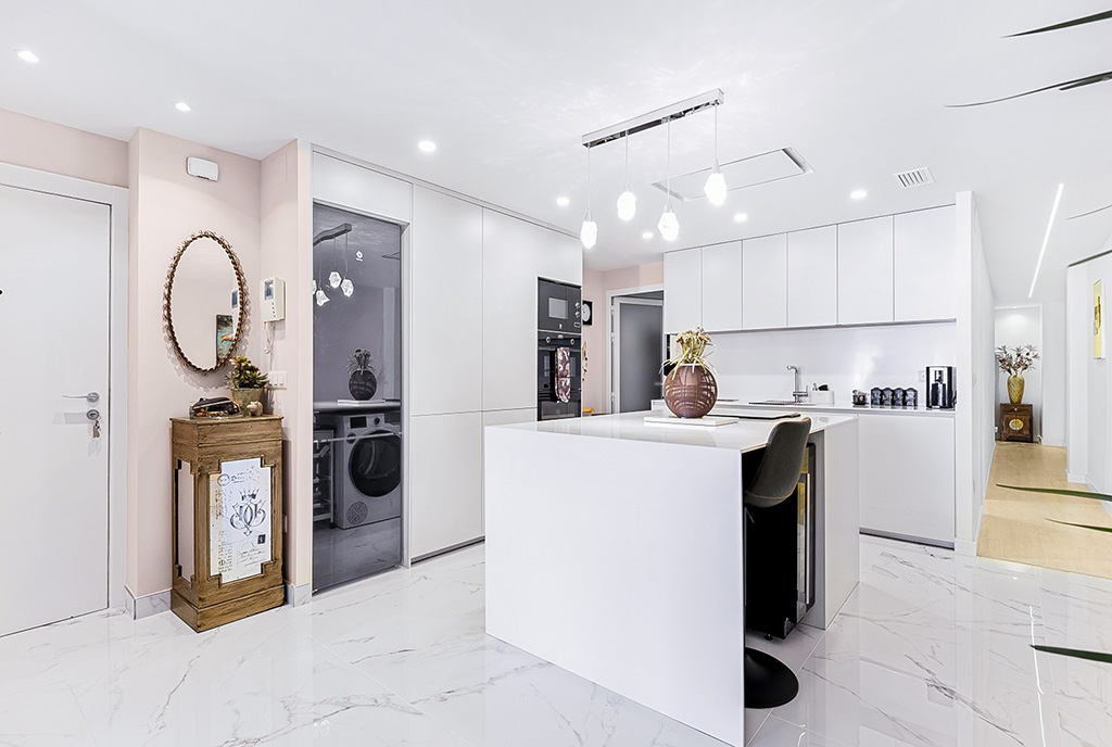 kuchnia w bieli w luksusowym apartamencie na sprzedaż Hiszpania Alicante