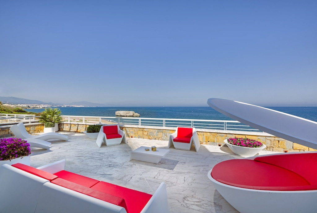 fragment tarasu przy ekskluzywnym apartamencie na sprzedaż Hiszpania Costa del Sol Estepona