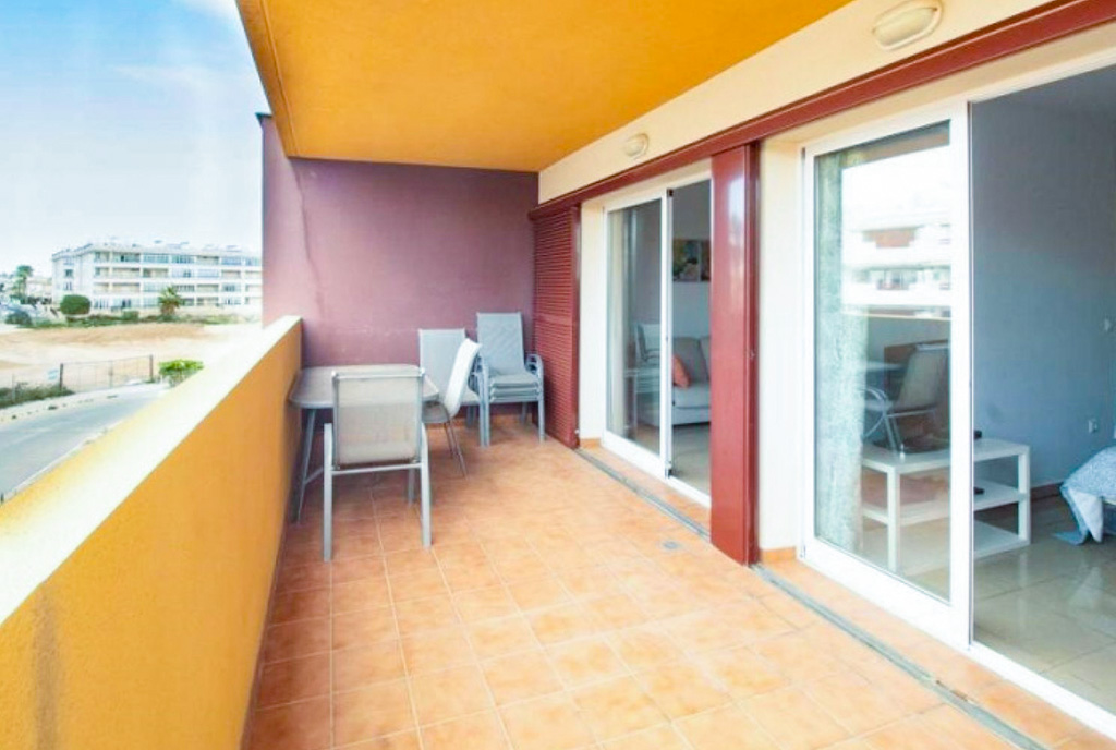 słoneczny balkon przy ekskluzywnym apartamencie na sprzedaż Hiszpania Punta Prima Orihuela Costa